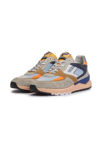 Sneaker mit einem grauen Wildlederobermaterial, hellblauem Mesh, orangefarbenen und braunen Akzenten sowie einer strukturierten Gummisohle. Verfügt über einen gepolsterten Kragen und Schnürsenkel.