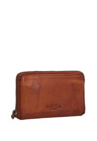 Portefeuille en cuir marron avec fermeture éclair, texture lisse, forme rectangulaire et logo en relief, dotée de détails de couture durables le long des bords.