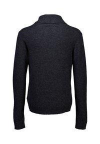 Dunkelgrauer, gestrickter Pullover mit langen Ärmeln, einem Schalkragen sowie gerippten Bündchen und Saum für zusätzliche Struktur. Keine sichtbaren Muster oder Akzente.