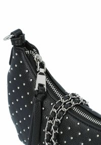 Bolso de cuero negro con tachuelas plateadas, superficie texturizada, correa de cadena y detalles con cremallera, con forma compacta y redondeada.