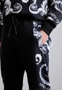 Versace Jeans Couture CHROMO - Treniņtērpa apakšdaļas - white/black