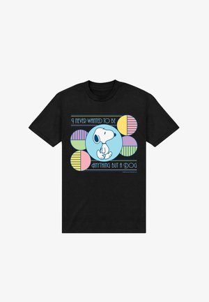 Černé tričko se Snoopym sedícím v modrém kruhu obklopeném pastelkami geometrických tvarů a textem „Nikdy jsem nechtěl být ničím jiným než psem.“