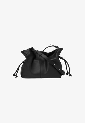 Schwarze Lederhandtasche mit Kordelzug, breitem verstellbarem Schulterriemen und weichem, lässigem Körper auf weißem Hintergrund.