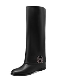Bota de cuero negra hasta la rodilla con puntera redonda, suela plana y un gran acento de logo metálico en el costado. Textura suave en todo.