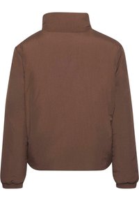 Brun polstret jakke med høy krage, lange ermer og elastiske mansjetter. Glatt tekstur med en subtil glans. Ingen synlige lukninger eller lommer.