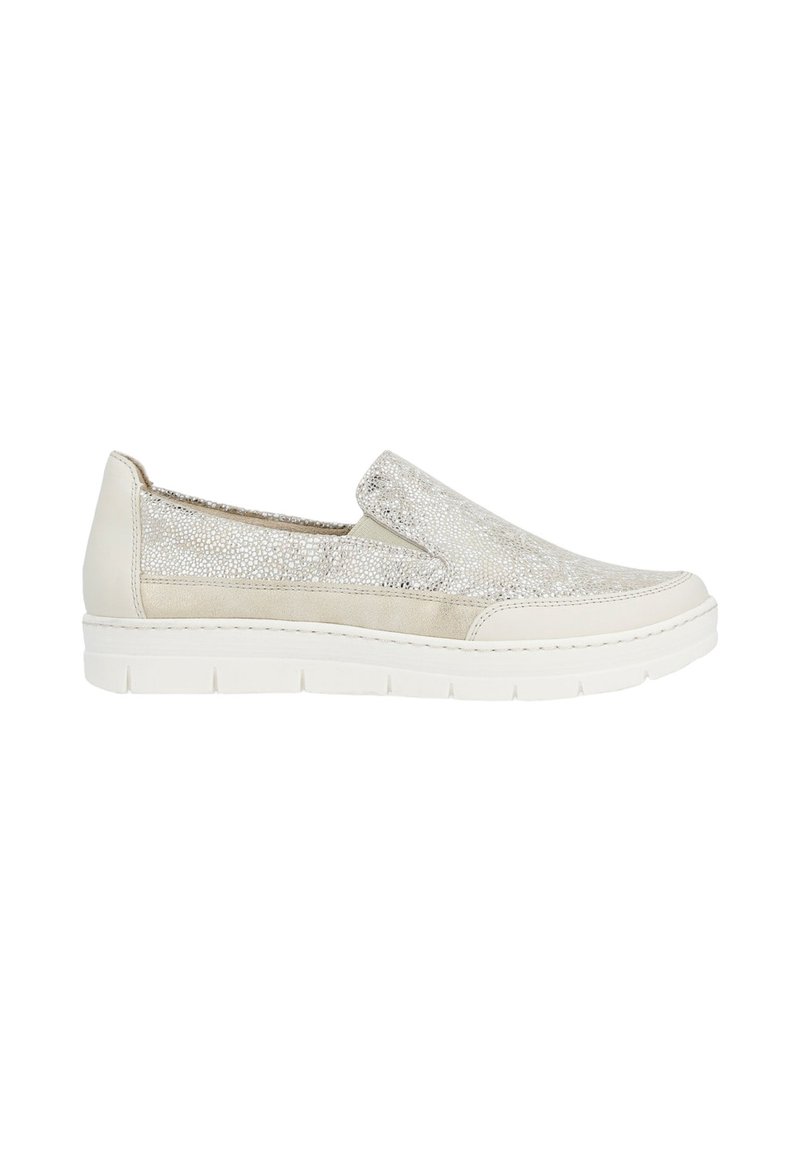 Chaussure slip-on en crème avec une tige métallique texturée, présentant un col rembourré et une semelle en caoutchouc blanche. Design minimaliste avec un éclat subtil.