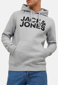 Grauer Kapuzenpullover mit Fronttasche, mit großem schwarzem "JACK & JONES"-Schriftzug. Hergestellt aus weichem Stoff mit gerippten Bündchen und Saum.