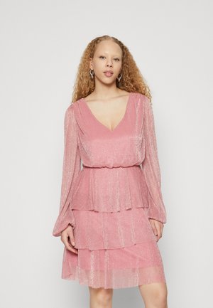 Vestido rosa en capas con escote en V, mangas largas y transparentes, y textura brillante, que presenta una cintura ajustada y un dobladillo con volantes escalonados.