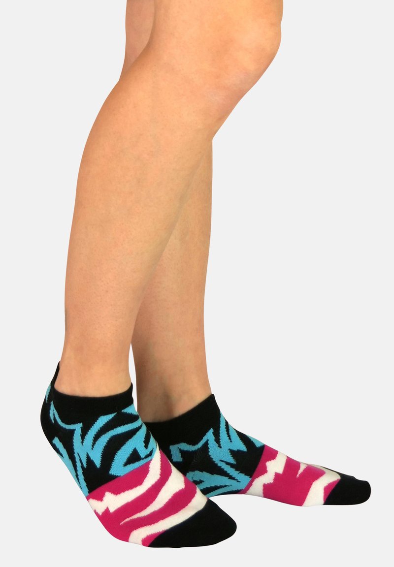Farverige ankelstrømper med en sort bund, udsmykket med blå, pink og hvide abstrakte mønstre samt zigzag-designs; fremstillet af et blødt tekstil.
