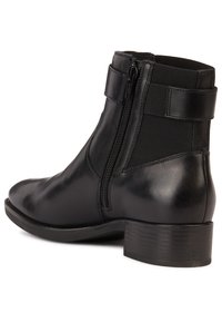 Stivale alla caviglia in pelle nera con punta arrotondata, pannelli laterali elastici e chiusura con zip. Texture liscia e tacco basso a blocco.