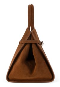 Brun mocka handväska med en trapezoidal form, dubbla handtag och en läderrem som accent. Mjuk textur med en enda öppning högst upp.