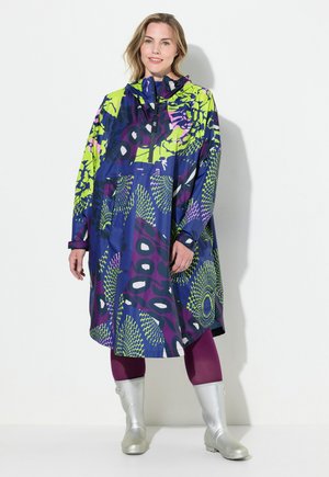 Värikäs sadeviitta, jossa on huppu, abstrakteja kuvioita violetissa, vihreässä ja vaaleanpunaisessa, löysällä istuvuudella ja keskipitkällä designilla.