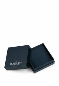 Scatola di presentazione nera realizzata in materiale testurizzato; presenta un interno morbido, un coperchio con il logo "MORELLATO" e una forma quadrata.