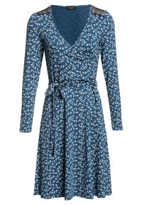 Niebieska sukienka kopertowa z białym kwiatowym wzorem, długimi rękawami, dekoltem w serek, paskiem materiałowym w talii oraz czarnymi cekinowymi akcentami na ramionach.