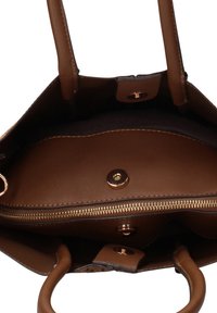 Bruine binnentas met glad leer, ritssluiting in goudkleur, magnetische sluiting en dubbele handvatten om te dragen.