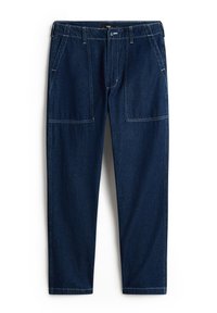 Pantalones de mezclilla azul oscuro con un ajuste relajado, que cuentan con dos bolsillos frontales y detalles de costura visibles. La tela parece resistente con una textura suave.