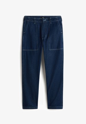 Pantalones de mezclilla azul oscuro con un ajuste relajado, que cuentan con dos bolsillos frontales y detalles de costura visibles. La tela parece resistente con una textura suave.