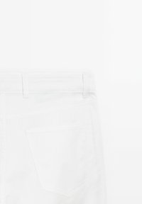 Witte denim jeans met een gladde textuur, voorzien van een achterzak, riemlusjes en een nette afwerking, gericht op minimalistisch ontwerp.