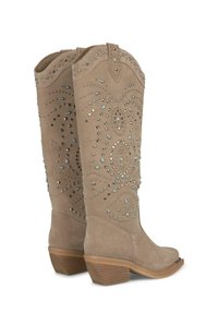 Knee-high botki z brązowego zamszu, ozdobione skomplikowanymi srebrnymi i turkusowymi detalami, z kwadratowym noskiem i drewnianym słupkowym obcasem.