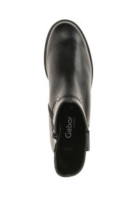 Černá kožená kotníková bota s kulatou špičkou, bočním zipem a hladkým povrchem. Uvnitř je viditelná značka "Gabor comfort."