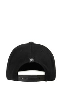 Schwarze Snapback-Basecap mit glatter Stofftextur, einem verstellbaren Plastikriemen und einem kleinen DC-Logo-Tag auf der Rückseite.