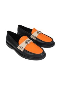 Czarno-pomarańczowe loafersy z beżowym paskiem, ozdobione detalem pszczoły z perłą i metalem. Gładka skóra i płaska podeszwa.