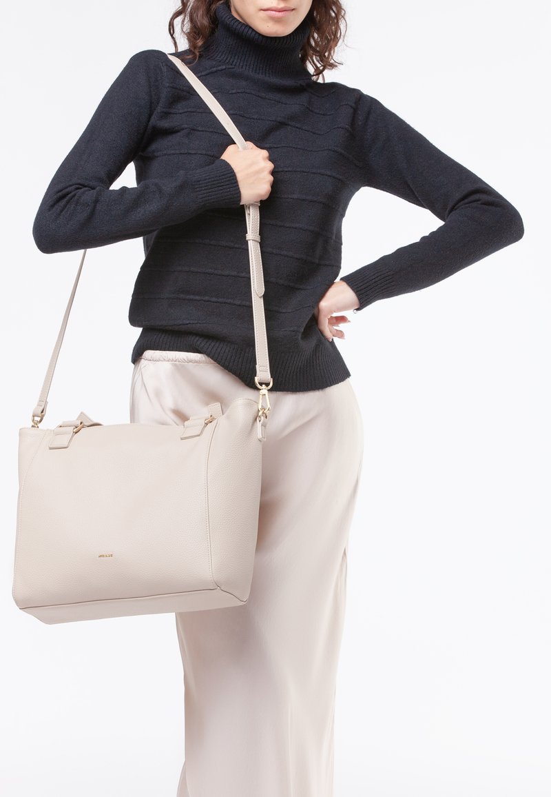 Borsa a tracolla in pelle beige chiaro con una finitura testurizzata, dotata di impreziositure in tonalità oro, doppi manici superiori e una tracolla removibile.