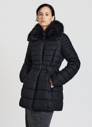 Schwarze Daunenjacke mit einem Kragen aus Kunstpelz, tailliertem Bund, Reißverschluss-Taschen, gestepptem Design und mittellanger Länge bis zur Oberschenkelmitte.