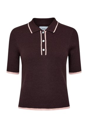 Polo à manches courtes côtelé marron foncé avec bordure rose clair sur le col, la patte de boutonnage, les poignets et l'ourlet, avec trois boutons blancs.