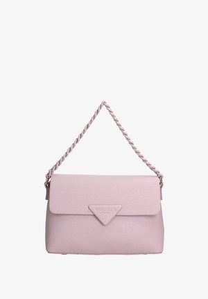 Helle rosa Lederhandtasche mit einem geflochtenen Tragegurt, Klappenverschluss, geprägtem Logodesign und strukturierter Oberfläche.