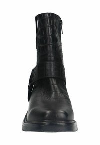 Bottine noire en cuir avec un motif crocodilien texturé, une large sangle avec un matériel en métal, et un design à bout arrondi.