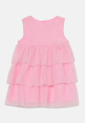 Vestido rosa sem mangas com três camadas de babados de tule. Um detalhe de rosa de tecido está no lado esquerdo na cintura. Material suave e leve.