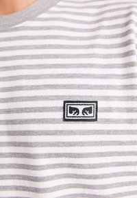 Obey Clothing ESTABLISHED WORKS EYES - Apdrukāts T-krekls - ash grey