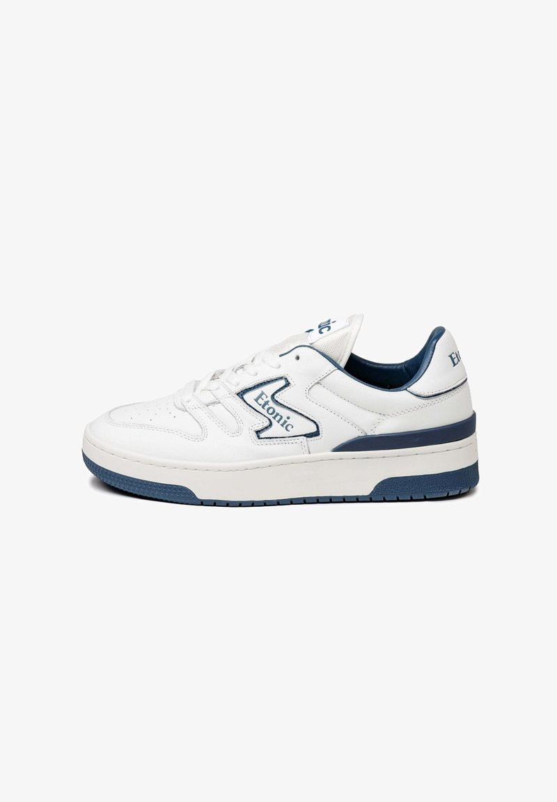 Baskets en cuir blanc avec des accents bleus, embout perforé et détail de logo. La semelle intermédiaire est blanche avec une semelle extérieure texturée bleue.