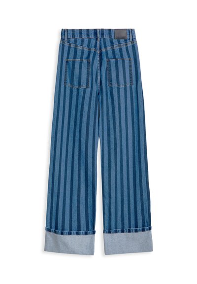 Blaue Jeans mit weitem Bein und vertikalen dunklen Streifen, zwei Gesäßtaschen, umgeschlagenen Säumen und Gürtelschlaufen auf weißem Hintergrund.