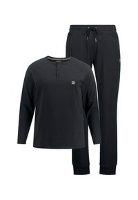 Ensemble de loungewear noir comprenant un haut à manches longues avec un col à boutons et un pantalon assorti avec une taille élastique et une poche latérale.