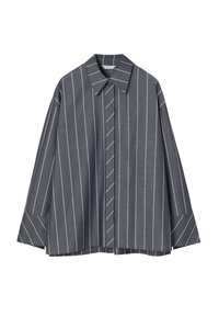 Chemise gris foncé à manches longues, boutonnée, avec des fines rayures blanches verticales et un col pointu, présentée sur fond blanc.