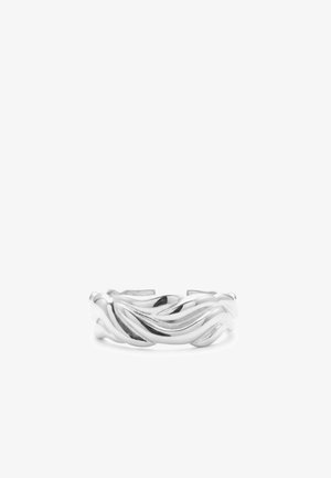 Bracelet manchette ouvert torsadé en argent avec un design lisse et fluide évoquant une vague sur fond blanc.