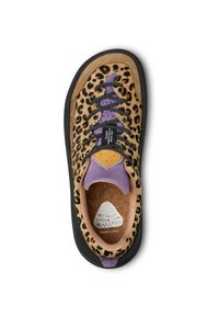 Sneaker con stampa leopardo, dettagli in suede viola e beige, lacci neri a fantasia, soletta in sughero e suola nera, vista dall'alto.