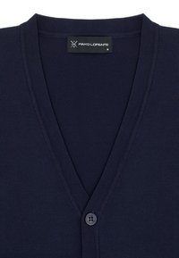 Granatowy sweter z dzianiny z dekoltem w serek, z pojedynczym zapięciem na guzik i gładką teksturą. Metka zawiera nazwę marki i rozmiar "M."