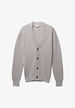 Helles graues Strickcardigan mit V-Ausschnitt, langen Ärmeln und sechs schwarzen Knöpfen auf der Vorderseite. Rippstruktur im gesamten Kleidungsstück.