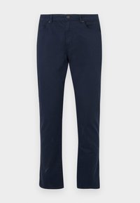 Pantalon chino en coton bleu marine avec une coupe droite, poches avant et fermeture à bouton. Texture lisse et détails minimaux.