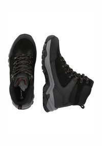 Svarta vandringsskor med övre del i strukturerad tyg och grå gummisulor. Utrustade med metallöglor för snören och vadderade kragar för komfort.