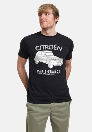 Sort bomulds t-shirt med et hvidt grafik af en Citroën bil og teksten "CITROËN PARIS-FRANKRIG KØREFORDE" i fed skrift.
