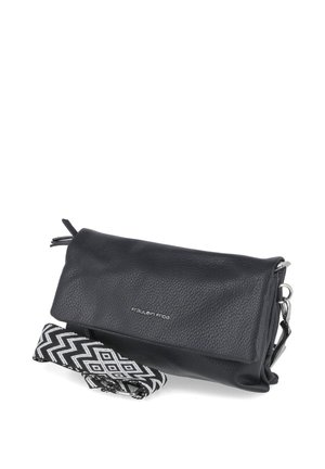 Zwarte leren crossbodytas met overslagklep en afneembare zwart-wit patroonriem, merk "Fräulein Frida."