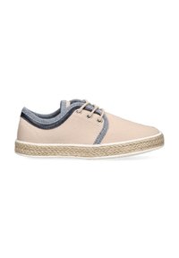 Zapatilla de lona beige con un acento textil en azul marino y gris cerca del collar, con suela de yute trenzado y ribete de goma blanca. Dos ojales para los cordones.