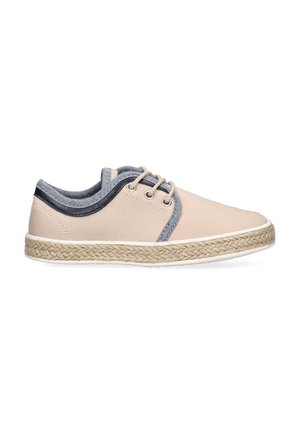 Zapatilla de lona beige con un acento textil en azul marino y gris cerca del collar, con suela de yute trenzado y ribete de goma blanca. Dos ojales para los cordones.