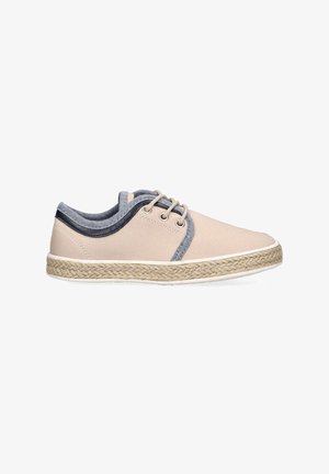 Zapatilla de lona beige con un acento textil en azul marino y gris cerca del collar, con suela de yute trenzado y ribete de goma blanca. Dos ojales para los cordones.