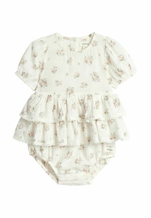 Witte baby romper met korte pofmouwtjes, gelaagde rucherok en delicaat roze bloemenpatroon.