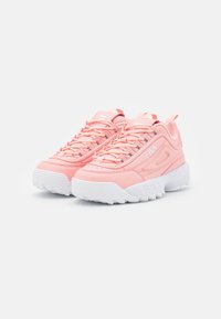 Rosa syntetiske joggesko med hvite såler, som har en teksturert overdel, kontrasterende lisser og fremtredende logo aksenter på sidene og tungen.